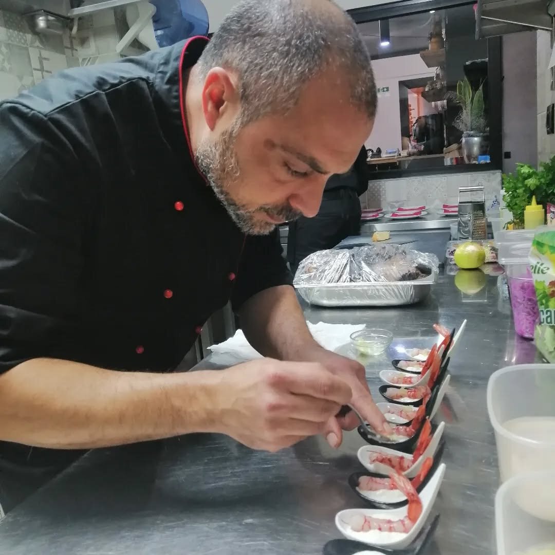 Lo chef Giuseppe in fase di impiattamento con pinzette