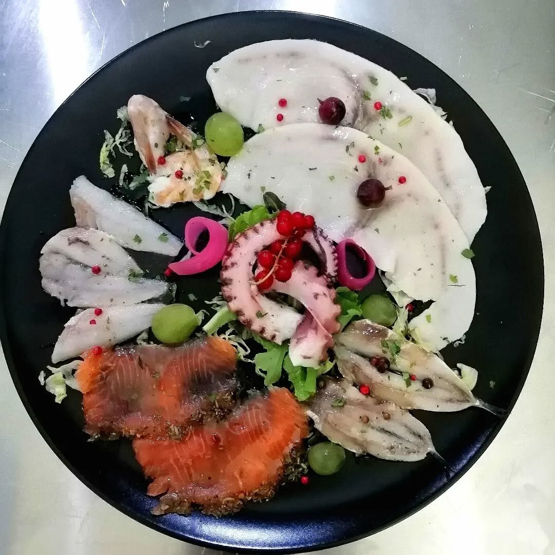 Gran piatto di crudo di mare con carpacci, salmone e polpo