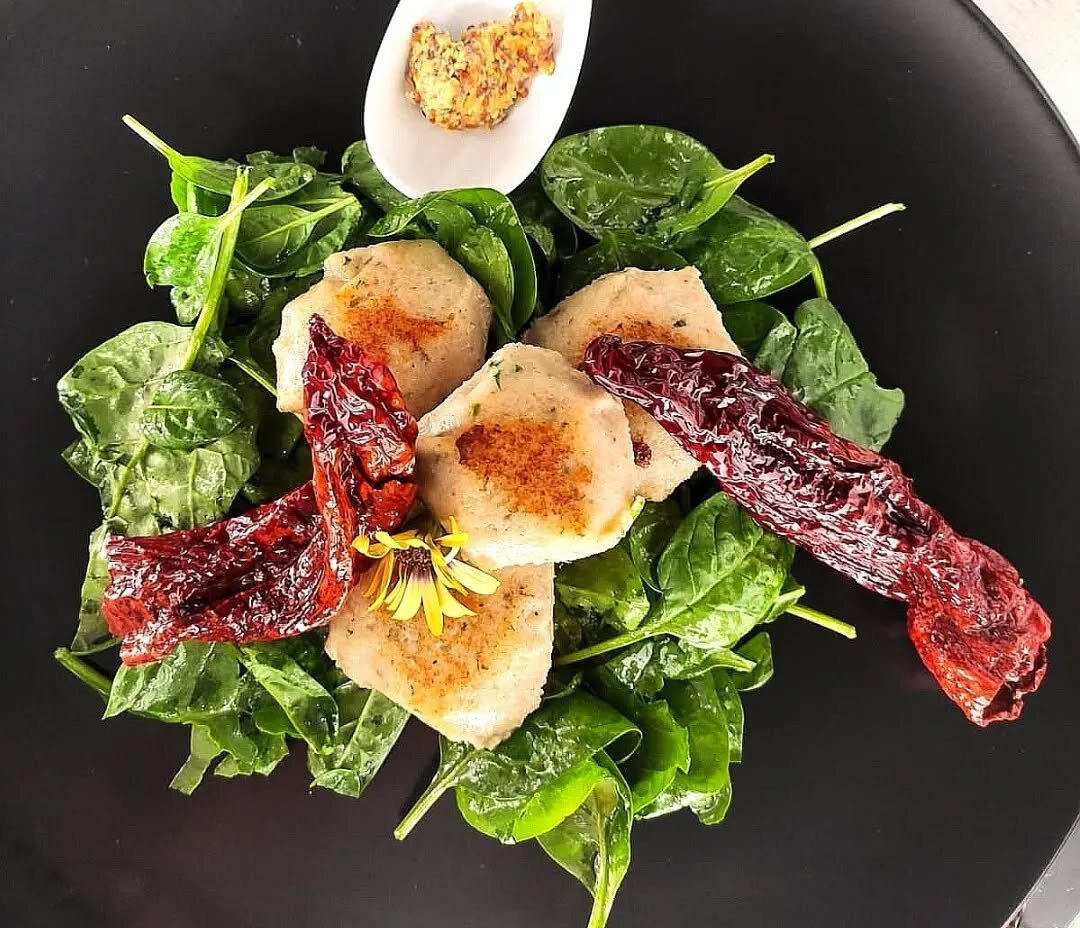 Polpette di baccalà su spinaci freschi