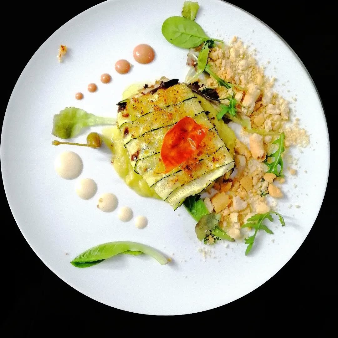 Zucchine arrotolate con alici e crumble di mandorle