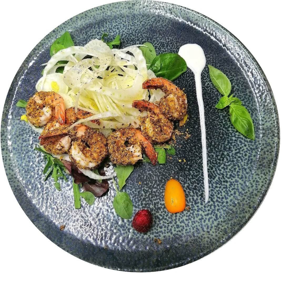Gamberi al pepe su insalata di finocchi