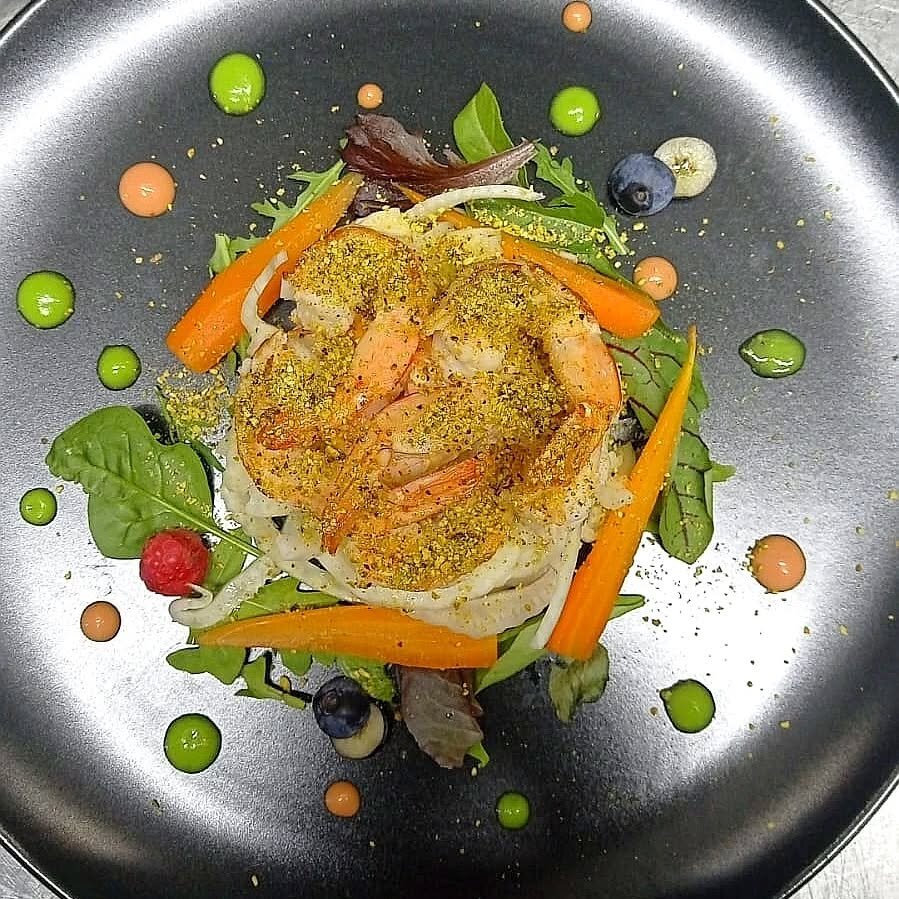 Gamberi al pistacchio con carote glassate e salse al pisello