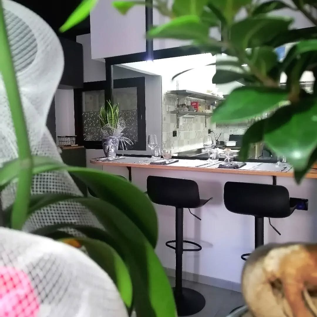 Vista dell'interno con bonsai e banco bar