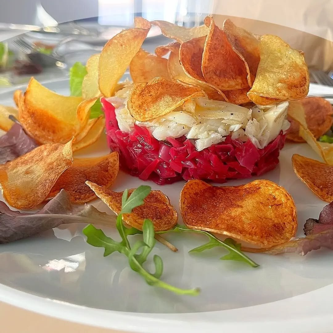 Tartare di pesce con corona di patate chips croccanti
