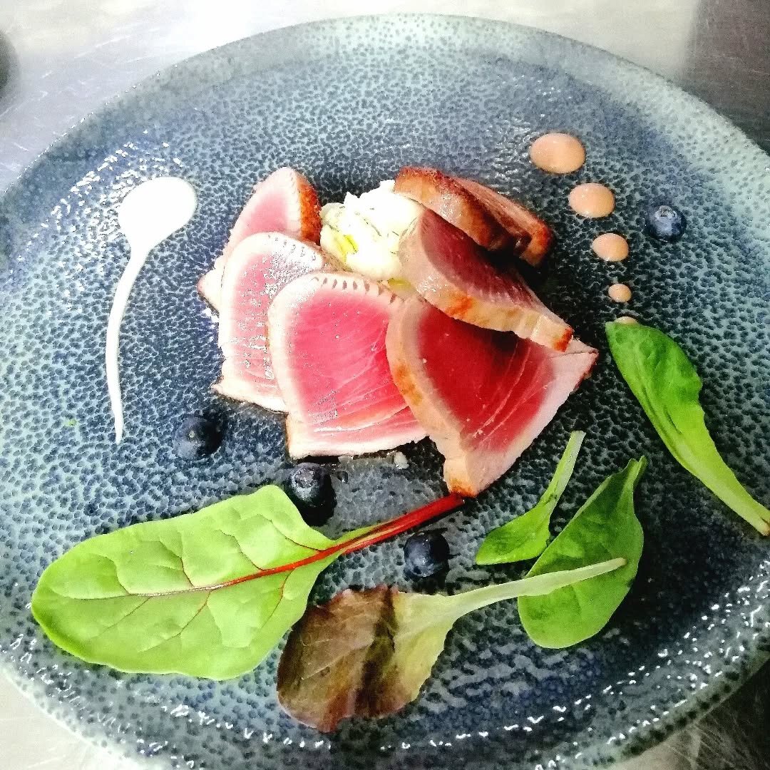 Tataki di tonno scottato al sesamo su piatto di pietra grigia